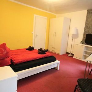 Großes Zimmer mit Kingsize-Bett